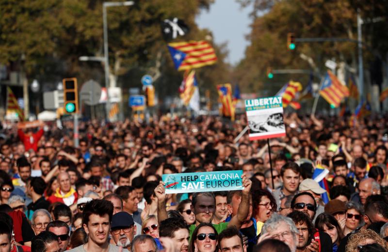 En el momento en el que se comunicaba la decisión del Parlament, la alegría y la emoción ha estallado en la plaza Sant Jaume