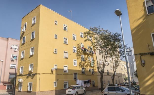 Edificio desde el que cayó el menor en este edificio de la barriada de San Roque.