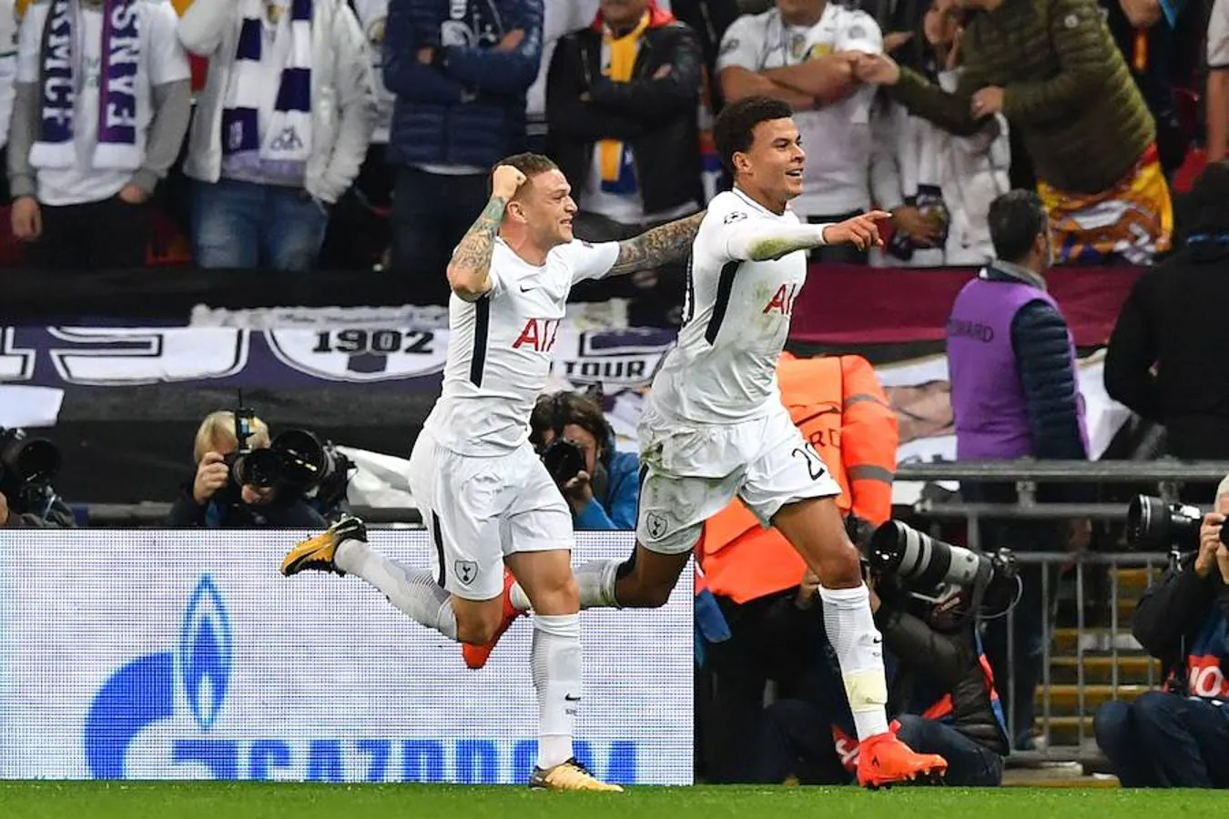 Los dos mejores equipos del Grupo H pelearon por la primera plaza del grupo en Wembley, que vibró y elevó los decibelios durante algunos momentos como el 1-0 de Delle Alli.