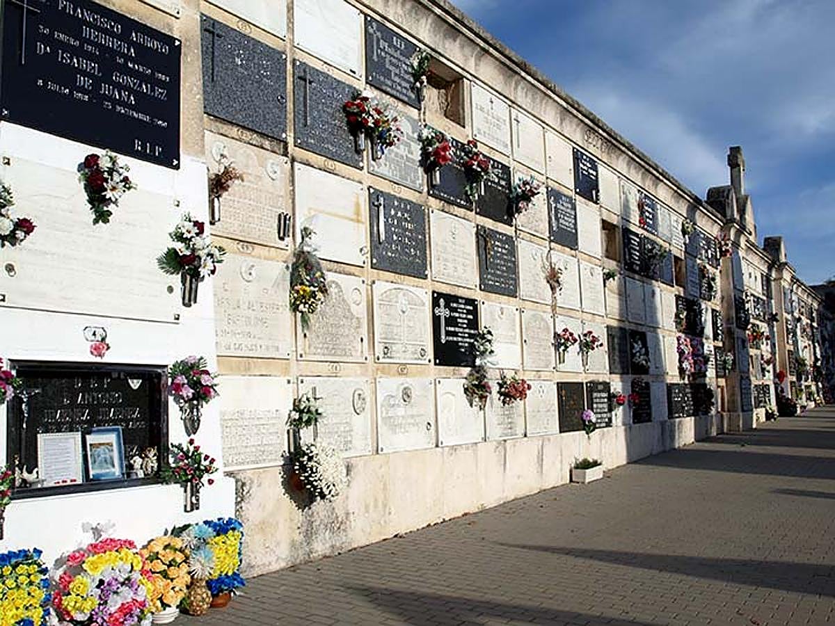 El cementerio luce sus mejores galas