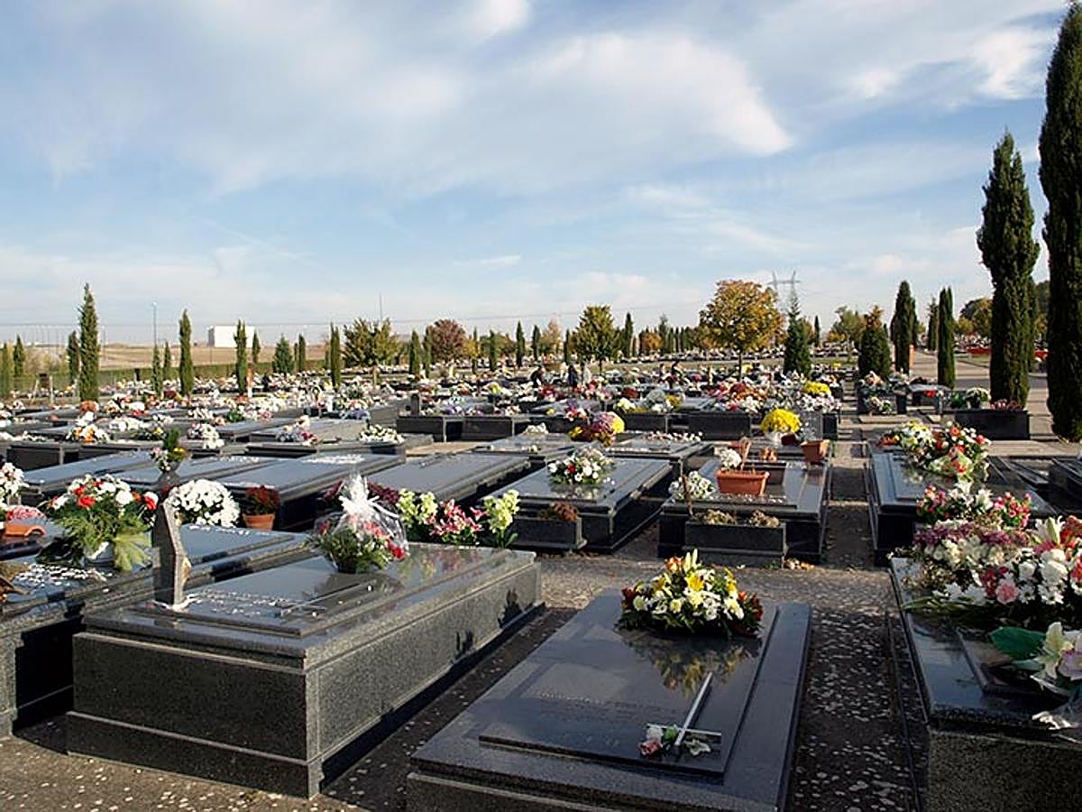 El cementerio luce sus mejores galas