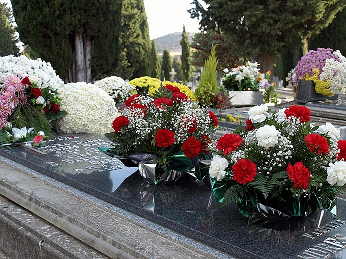 El cementerio luce sus mejores galas