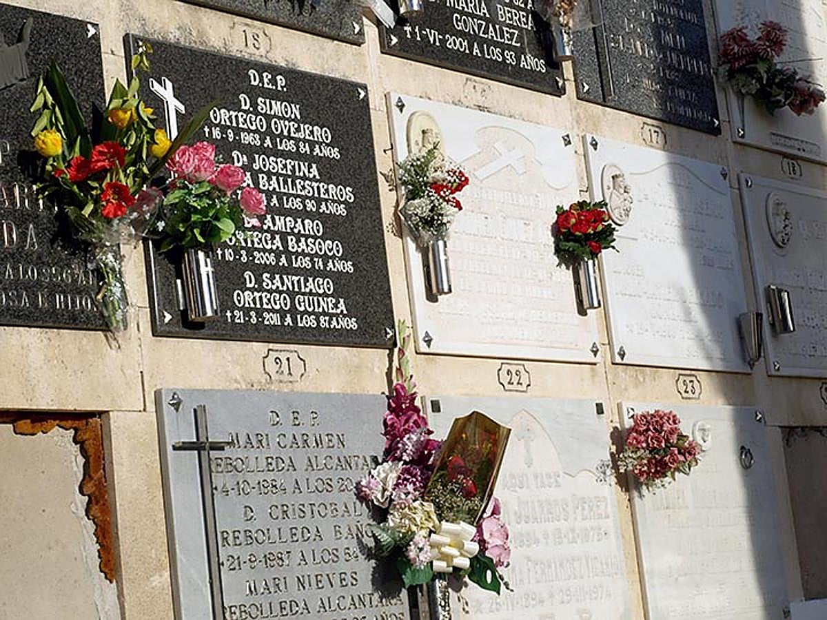 El cementerio luce sus mejores galas