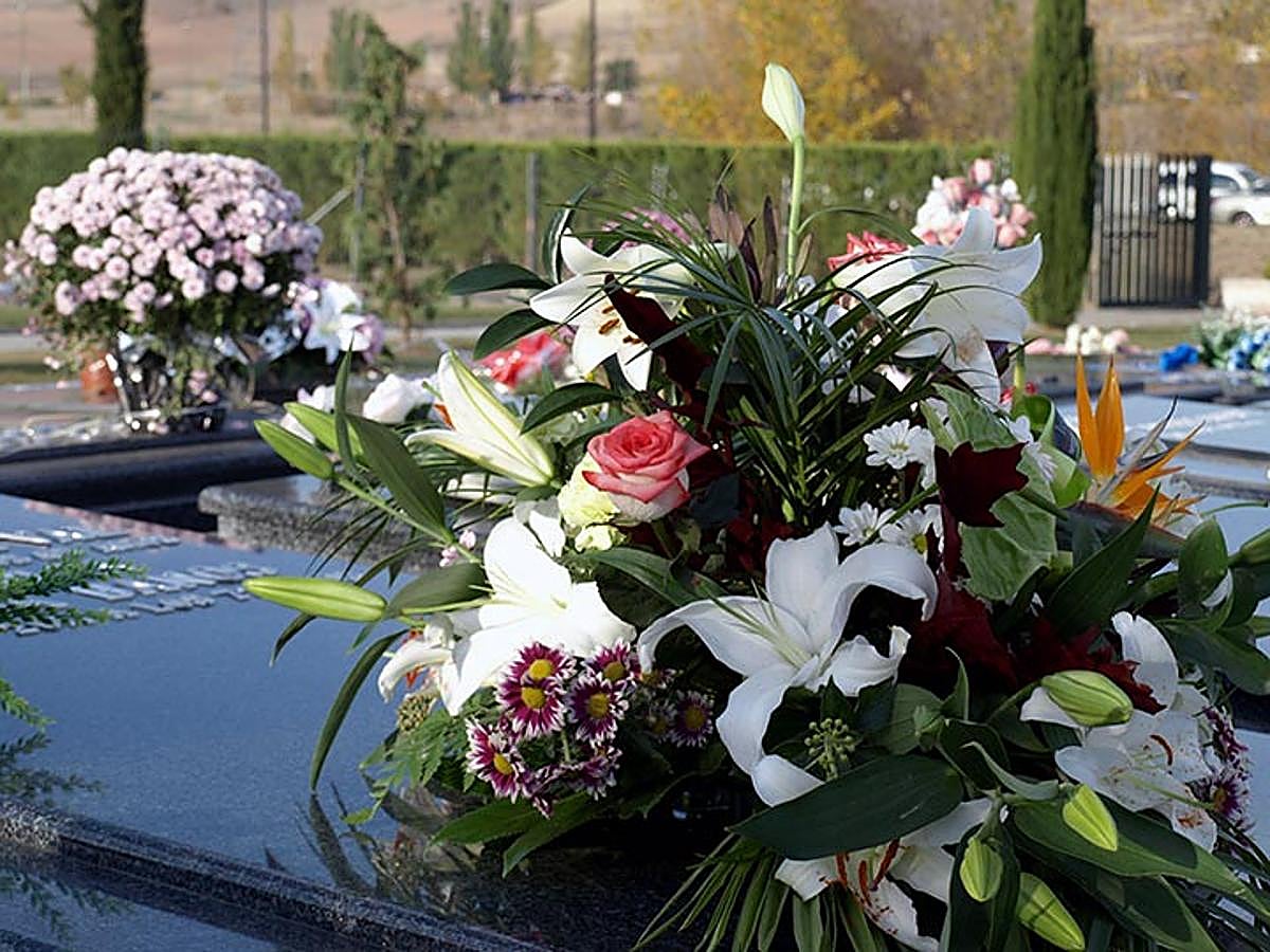 El cementerio luce sus mejores galas