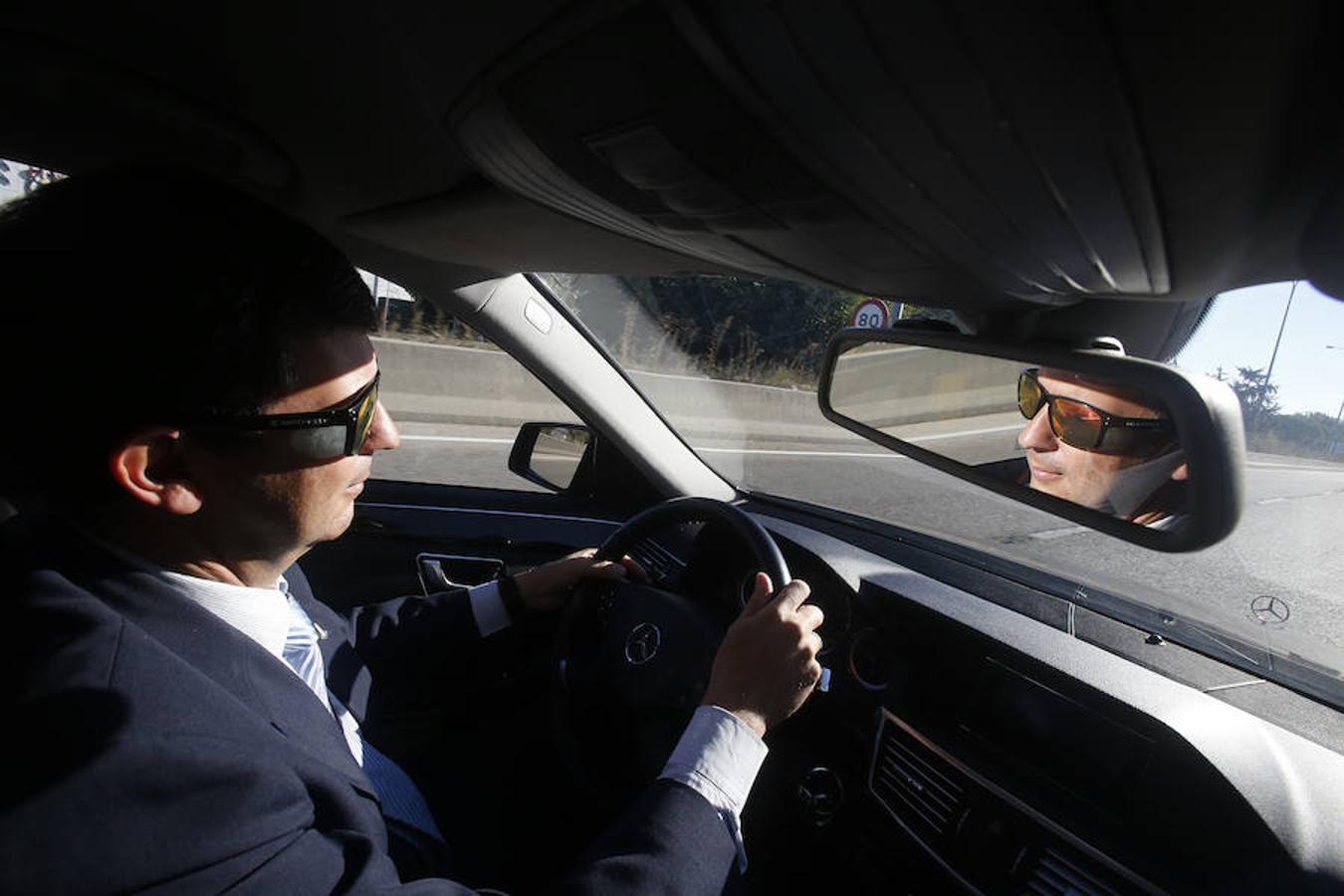 A su paso, los peatones se santiguan o desvían la mirada y los demás automóviles marcan distancias