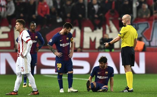 Sergi Roberto se duele, lesionado ante Olympiacos. 