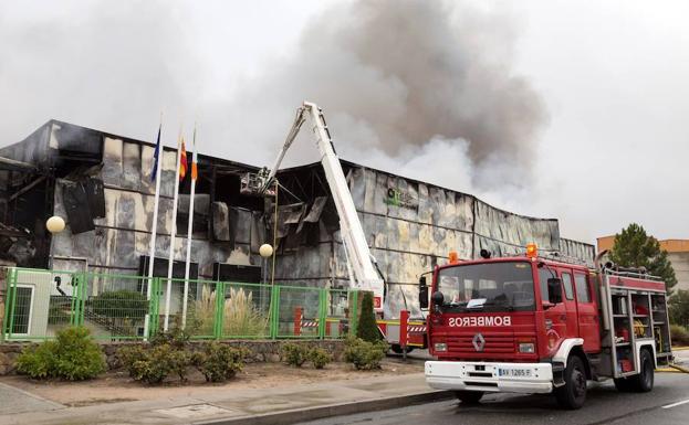 Imagen de la factoría totalmente arrastada por el fuego. 