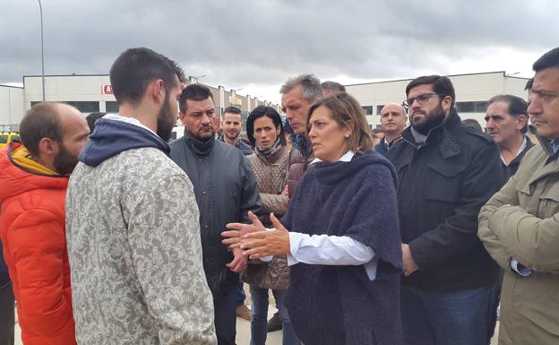 Milagros Marcos junto a trabajadores de la fábrica en Ávila. 