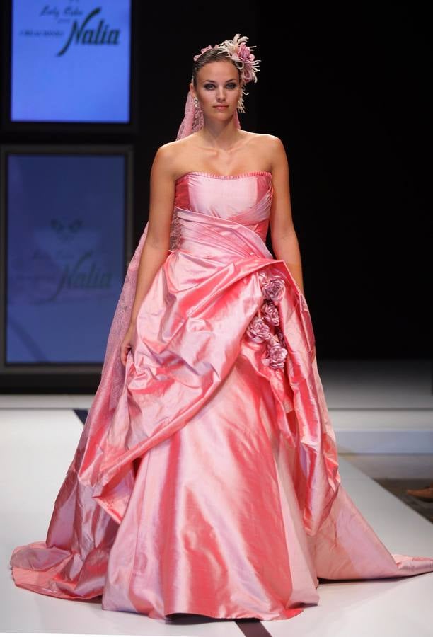 2006. Helen Lindes con un vestido de novia de Loly Cubo en uno de los desfiles de la V Pasarela de la Moda de Castilla y León.