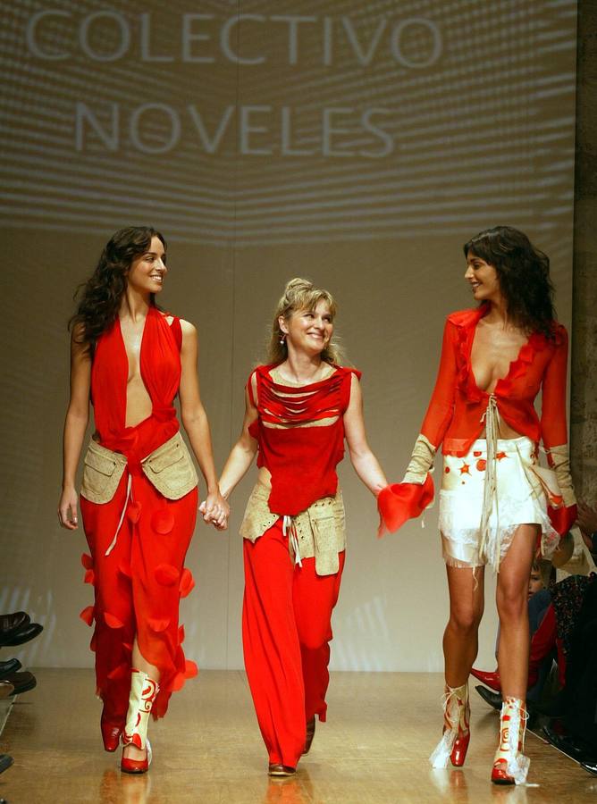 2002. Mariángeles Lafuente (c) sale a la pasarela una vez fallado el premio a la mejor colección de diseñadores noveles de Castilla y León presentada en la I Pasarela de Moda de Burgos.