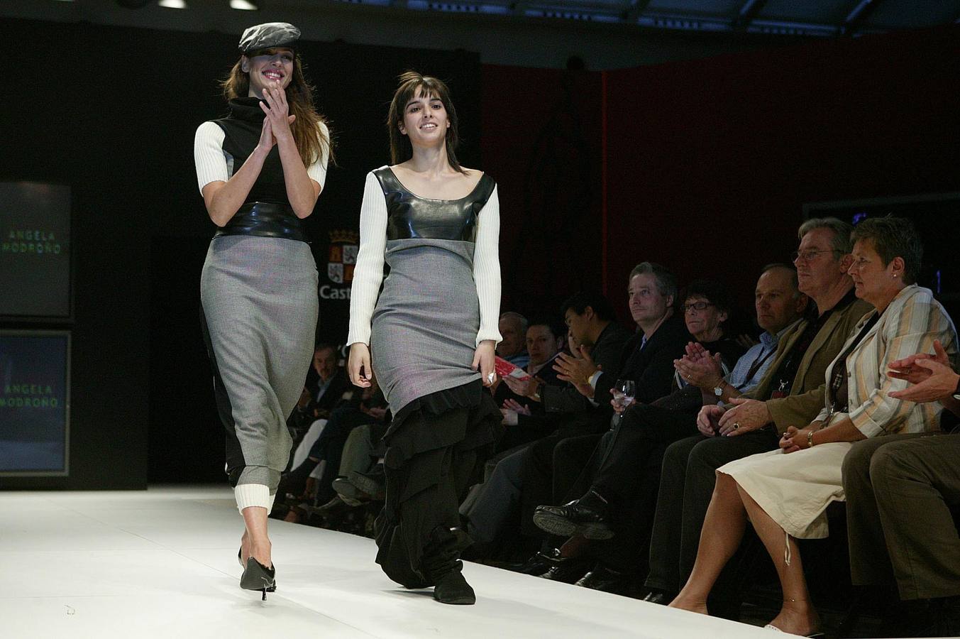 2006. La modelo Eva González y la ganadora del Concurso de Jóvenes Diseñadores de la V Pasarela de la Moda, Ángela Madroño (d), visten creaciones de la vallisoletana.