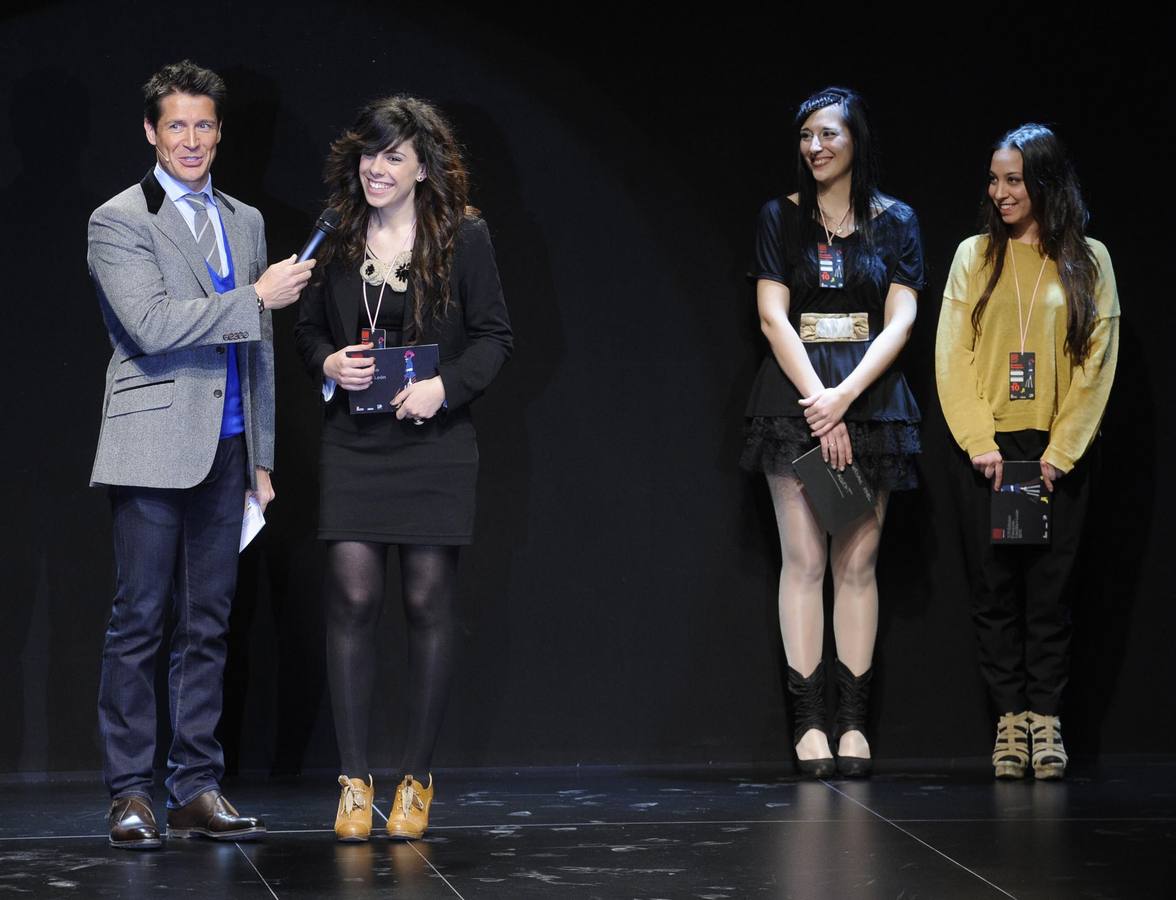 2011. Jaime Cantizano, con la ganadora del concurso de Diseñadores Noveles de la XIV edición de la Pasarela de Moda de Castilla y León, la diseñadora leonesa Natalia Xavier y los dos accésit, Jana González y Ana Larriba.