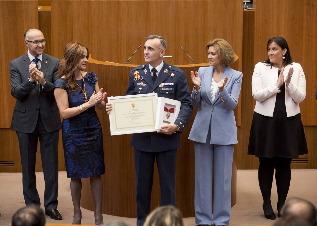 La ministra de Defensa, Dolores de Cospedal, ha aprovechado el acto para defender a ultranza la aplicación de la ley, la Constitución y el Estado de Derecho