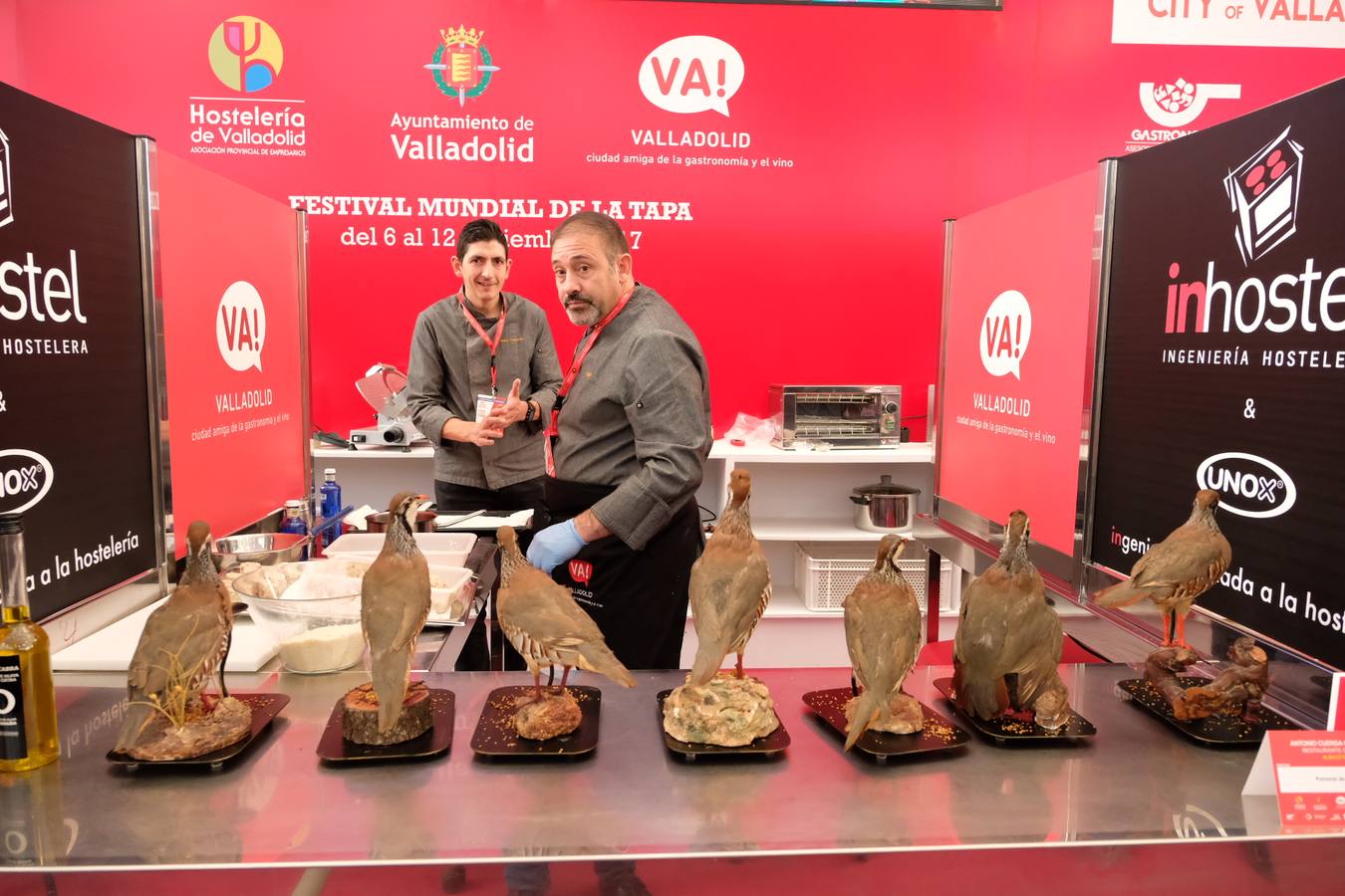 Piedras, cajas de ensaimadas, cerámica con forma de serpiente, barquitas, lo que se dice platos, pocos platos se ven en la presentación de las tapas a concurso