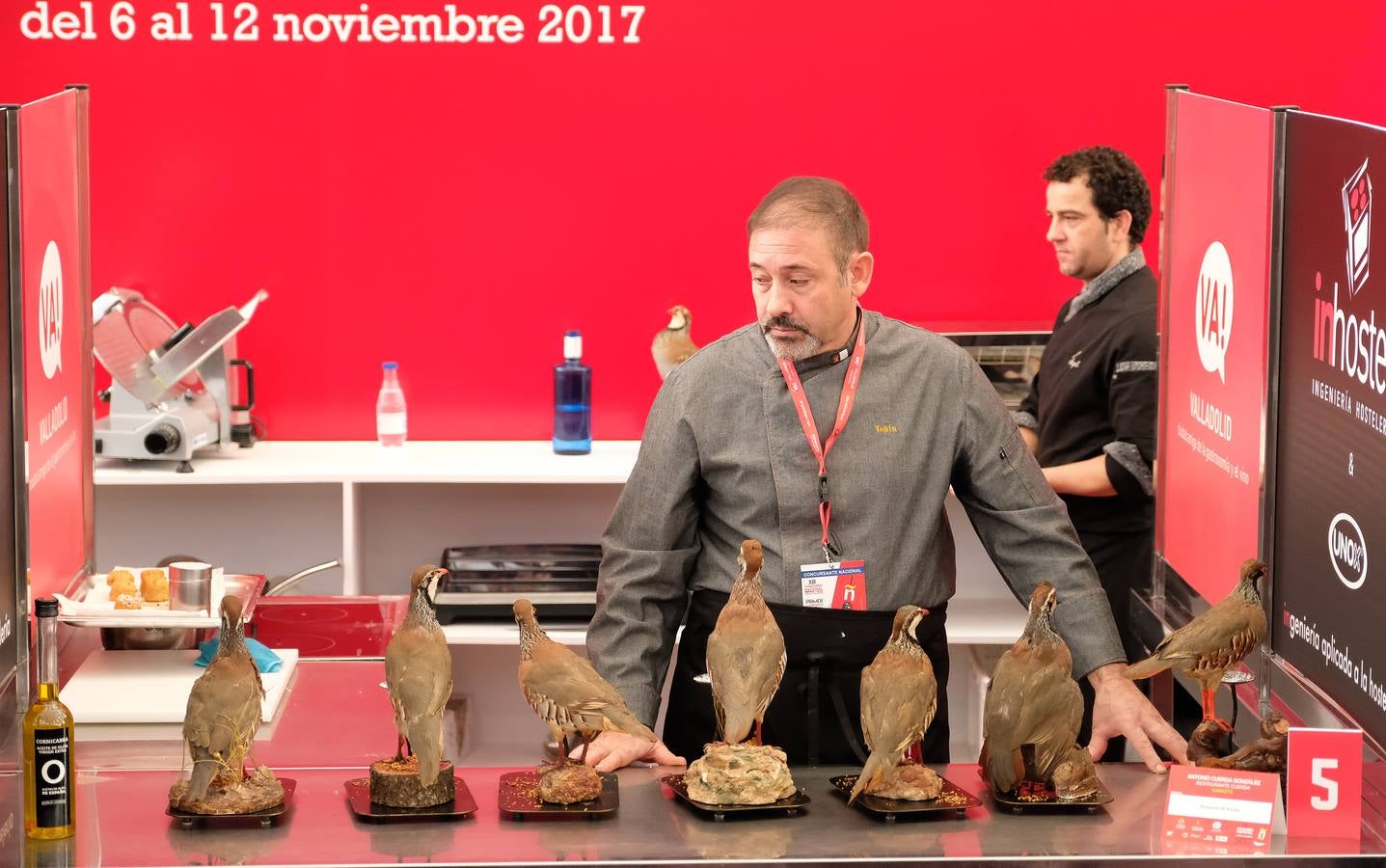 Piedras, cajas de ensaimadas, cerámica con forma de serpiente, barquitas, lo que se dice platos, pocos platos se ven en la presentación de las tapas a concurso