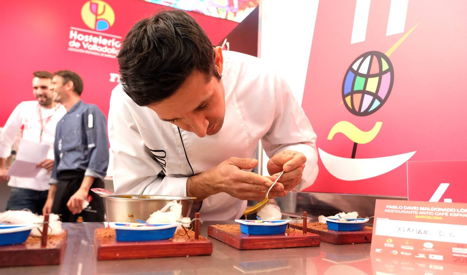 Piedras, cajas de ensaimadas, cerámica con forma de serpiente, barquitas, lo que se dice platos, pocos platos se ven en la presentación de las tapas a concurso