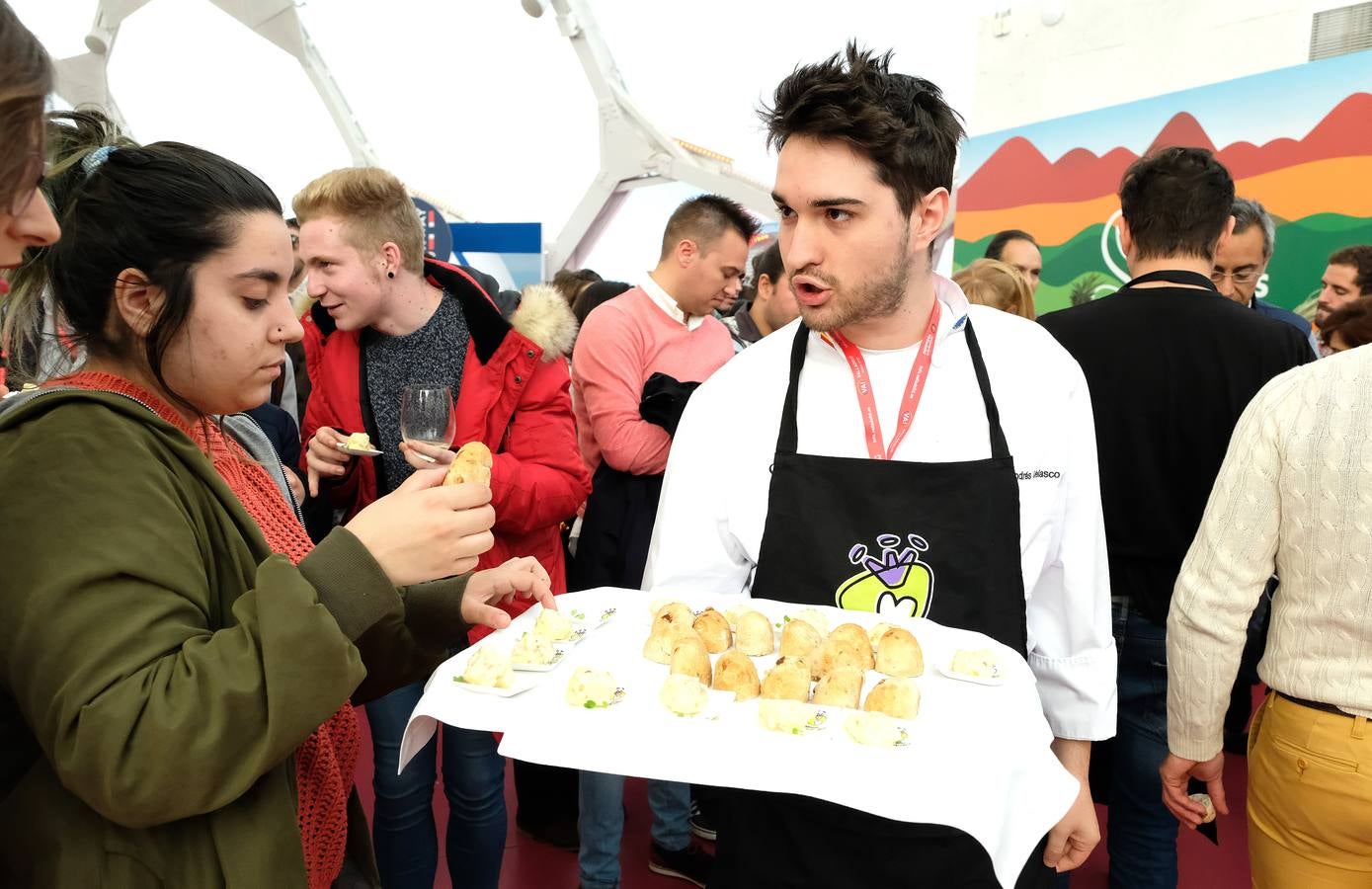 Piedras, cajas de ensaimadas, cerámica con forma de serpiente, barquitas, lo que se dice platos, pocos platos se ven en la presentación de las tapas a concurso