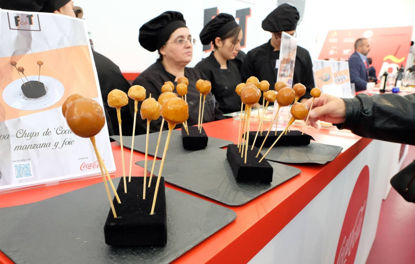 Piedras, cajas de ensaimadas, cerámica con forma de serpiente, barquitas, lo que se dice platos, pocos platos se ven en la presentación de las tapas a concurso