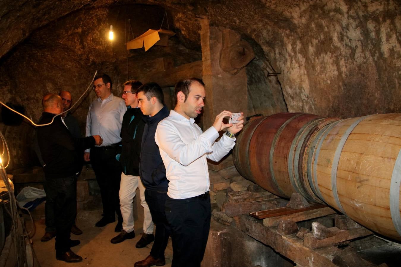 En plena preparación de los caldos, algunos vecinos han abierto las puertas de sus bodegas para que los visitantes puedan conocer esta arquitectura hipogea, tan característica en el Cerrato