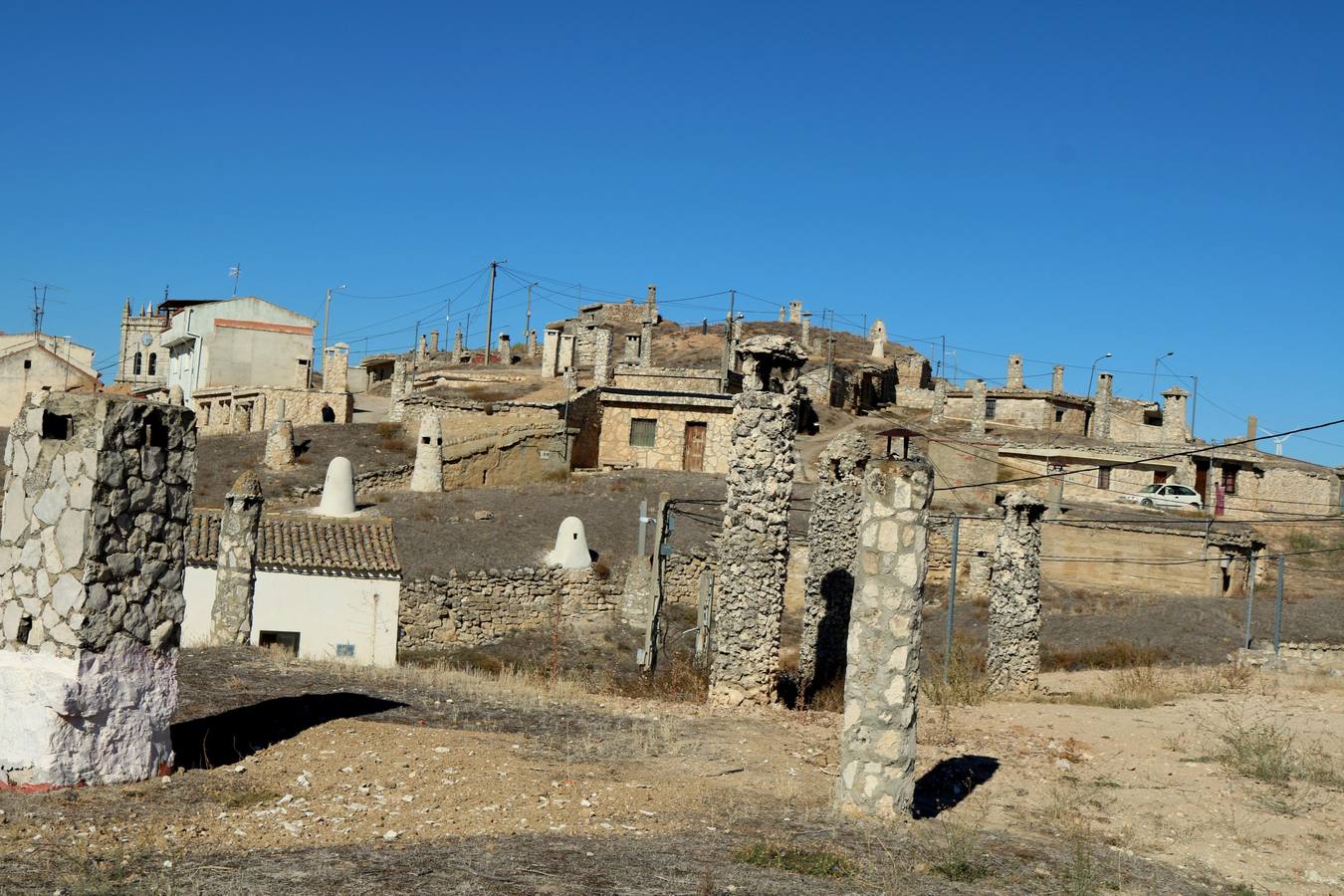 En plena preparación de los caldos, algunos vecinos han abierto las puertas de sus bodegas para que los visitantes puedan conocer esta arquitectura hipogea, tan característica en el Cerrato