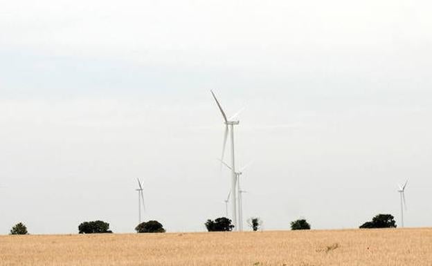 Primeros molinos de viento instalados en los Montes Torozos en una imagen de 2007.