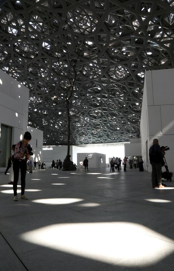 Una década después del lanzamiento del proyecto, el primer museo global en el mundo árabe, fue inaugurado ayer | En sus 6.400 metros cuadrados se exponen obras de trece galerías francesas y la colección de los Emiratos