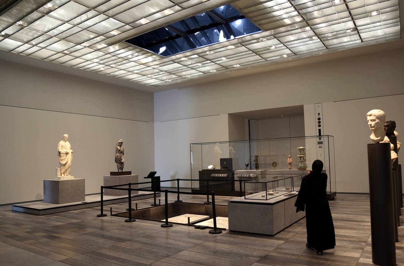 Una década después del lanzamiento del proyecto, el primer museo global en el mundo árabe, fue inaugurado ayer | En sus 6.400 metros cuadrados se exponen obras de trece galerías francesas y la colección de los Emiratos