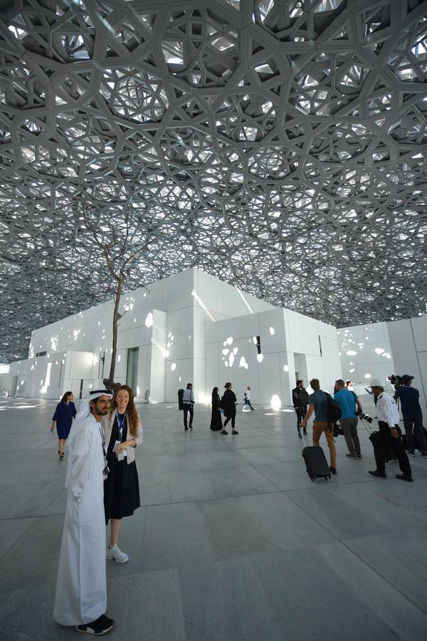 Una década después del lanzamiento del proyecto, el primer museo global en el mundo árabe, fue inaugurado ayer | En sus 6.400 metros cuadrados se exponen obras de trece galerías francesas y la colección de los Emiratos