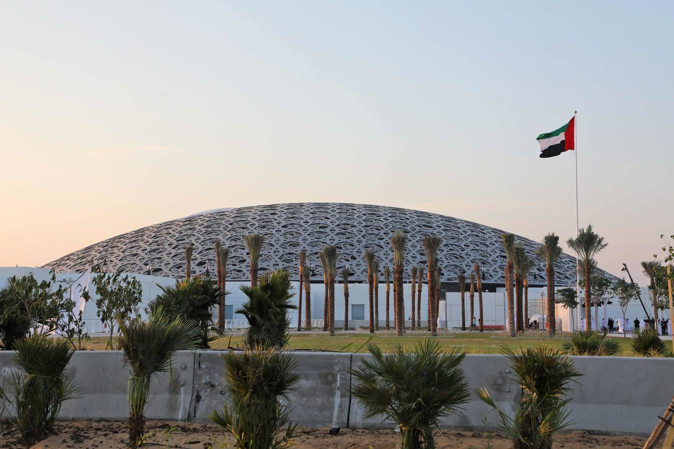 Una década después del lanzamiento del proyecto, el primer museo global en el mundo árabe, fue inaugurado ayer | En sus 6.400 metros cuadrados se exponen obras de trece galerías francesas y la colección de los Emiratos