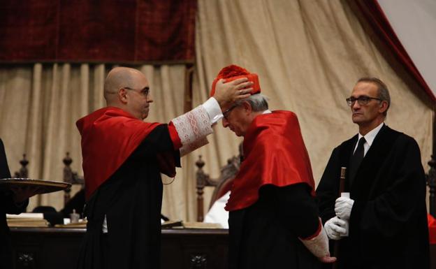 Juncker recibe el birrete que le acredita como doctor honoris causa por la Universidad de Salamanca.