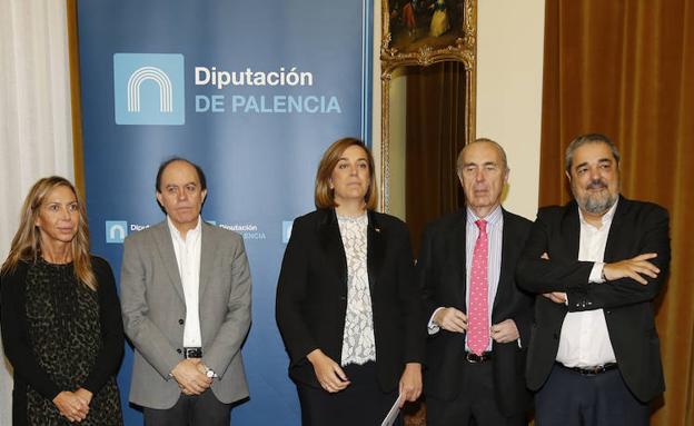 La presidenta de la Diputación, en el centro, con los miembros del jurado. 