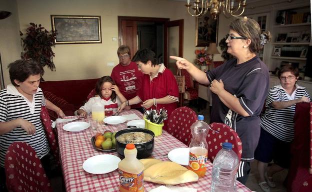 Una muejr organiza a su numerosa familia.