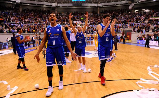 Sebas Saiz, Alex López y Goran Huskic celebran el triunfo ante la afición