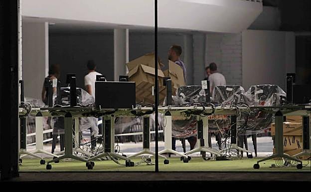 Agentes de la Guardia Civil, en el centro de seguridad.