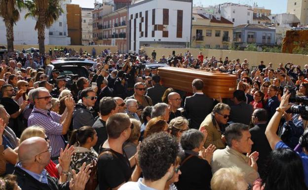 El féretro de Chiquito de la Calzada.