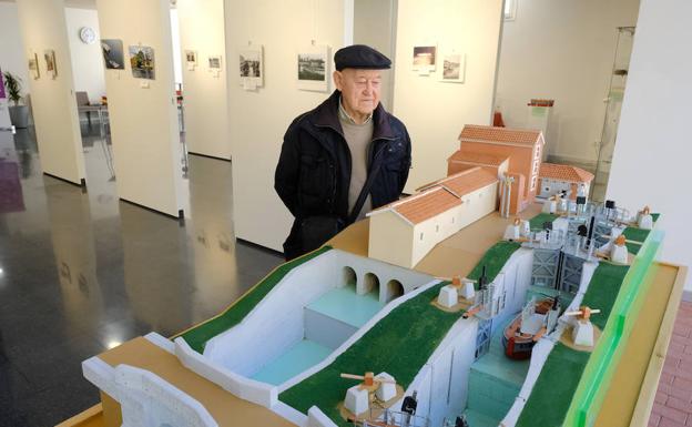 Emiliano Hinojal, junto a una de las maquetas que forman parte de la exposición. 