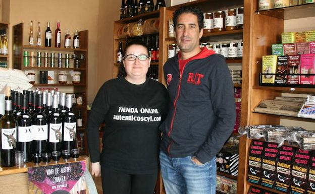 Anael Galindo y Rodrigo Ibáñez, en su tienda Autenticos CyL de Cuéllar.