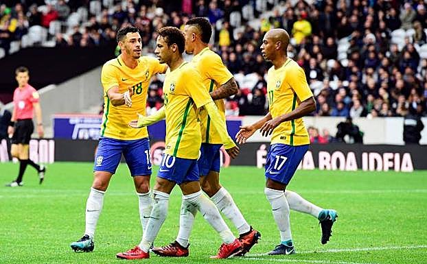 Neymar celebra uno de sus últimos goles cn Brasil. 