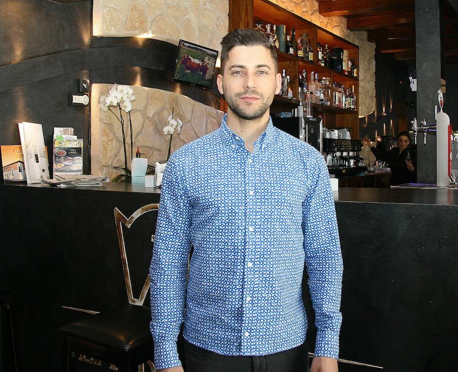 Jorge Guijarro, en la barra de su restaurante La Brasería.