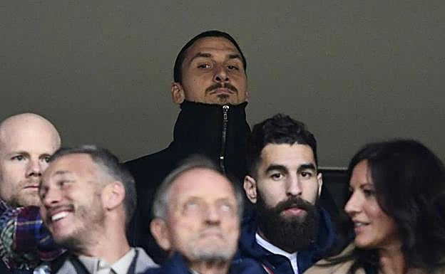 Zlatan Ibrahimovic presencia el duelo entre Suecia e Italia. 