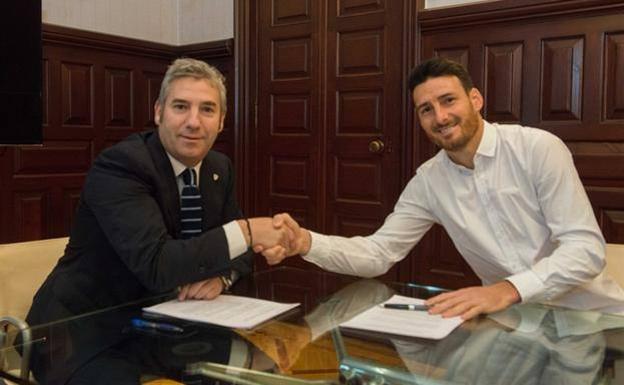 Urrutia y Aduriz, durante la firma del acuerdo de renovación. 