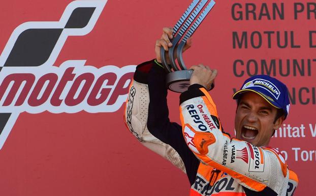 Dani Pedrosa celebra el triunfo en Valencia. 