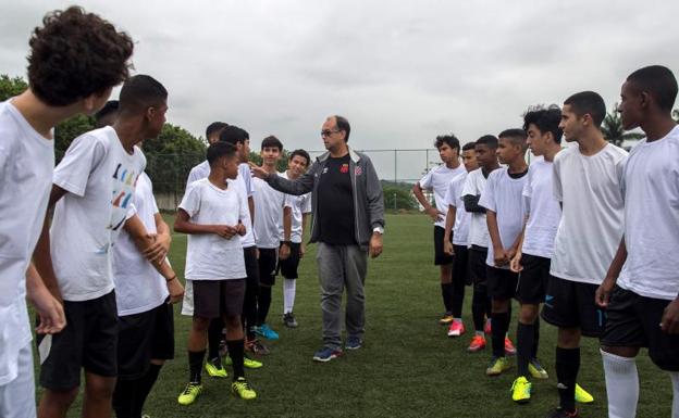 Un ojeador selecciona jóvenes talentos en Río de Janeiro. 