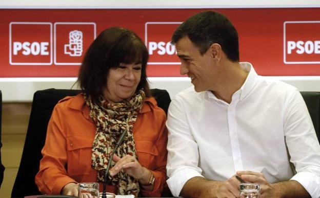 El secretario general del PSOE, Pedro Sánchez, junto a la presidenta del partido, Cristina Narbona, durante la reunión de la Comisión Permanente del partido socialista celebrada hace pocas semanas en la sede de Ferraz.