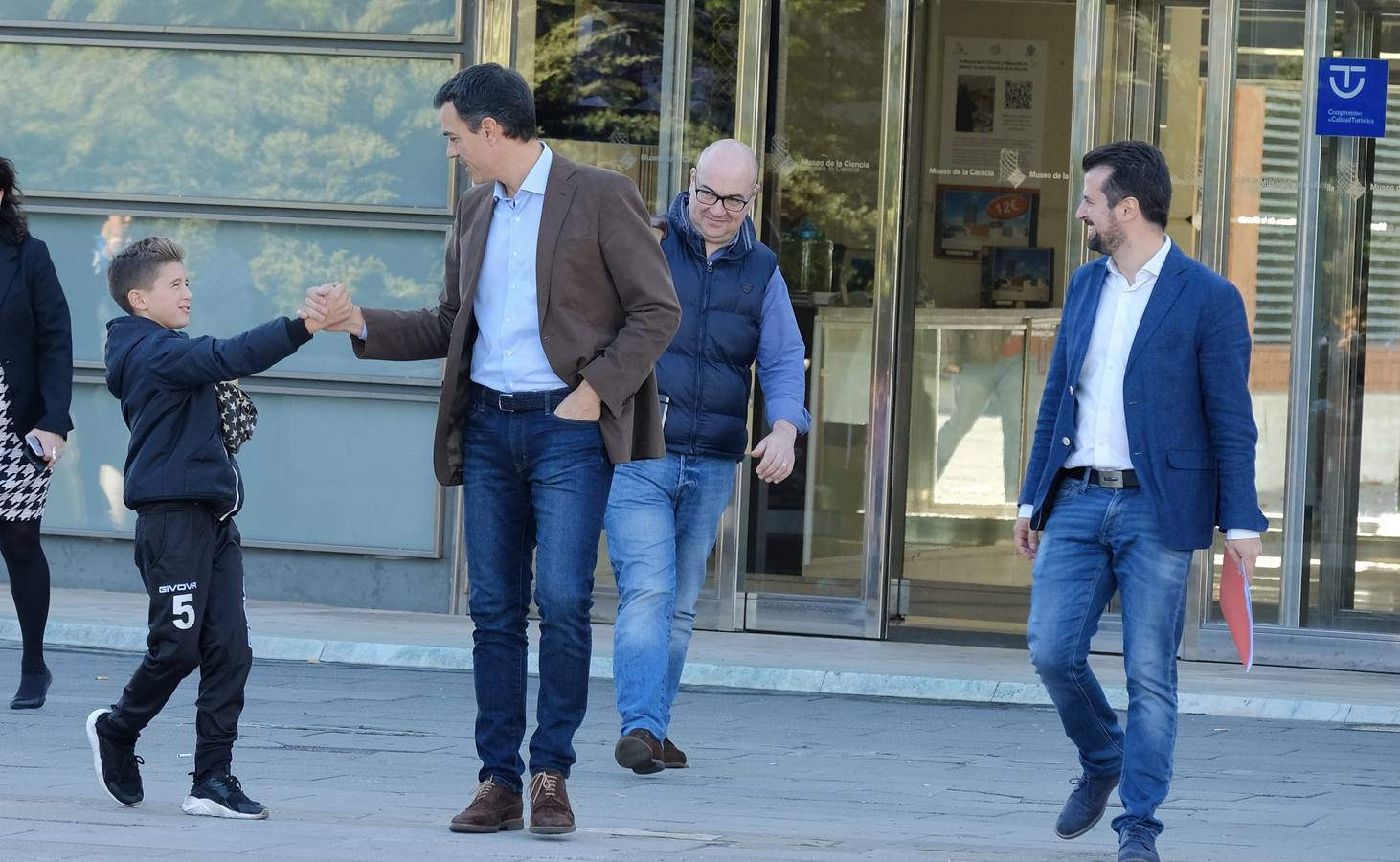 El secretario general del PSOE, Pedro Sánchez, ha avanzado que su partido irá «de la mano» con el PSC a la hora de tejer pactos de Gobierno tras las elecciones catalanas del 21 de diciembre