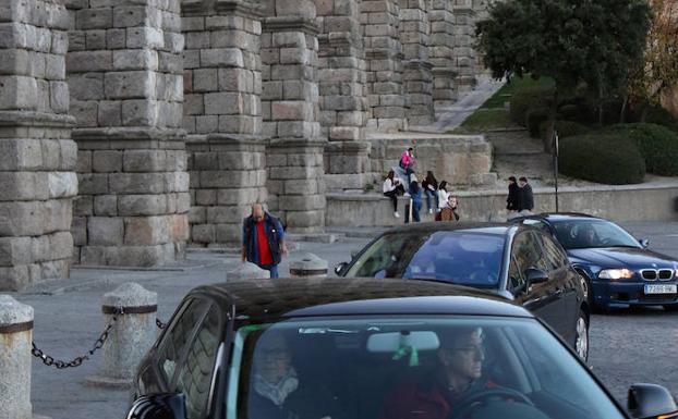 Varios coches parados en las inmediaciones del Acueducto. 