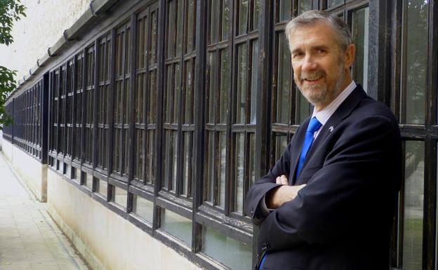 Manuel Pérez posa en la sede del Rectorado, en el Hospital del Rey. 