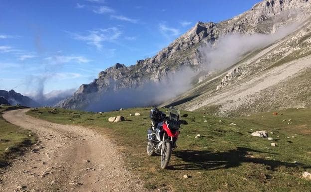 Una moto en un paisaje de la Montaña Palentina.