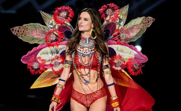 Imagen principal - Arriba, Alessandra Ambrosio, en el que será su último desfile con Victoria´s Secret. Abajo, las modelos tras el desfile y, a la derecha, Lais Ribeiro con el 'Fantasy Bra'. 