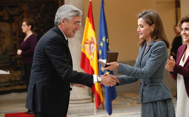 El alcalde de Ávila recibe el premio entregado por la Reina Letizia. 